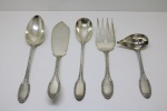 PRATA DE LEI - Parte de faqueiro em prata francesa, contrastada Cabeça de Minerva, decorada com motivos vegetalista. Composto de: 5 talheres de servir. Total 5 peças. Peso  564 grs. PEÇA NÃO EXPOSTA NO LEILÃO, A MESMA ENCONTRA-SE NO COFRE DO BANCO.