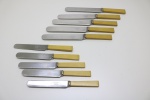 FAQUEIRO - Parte de faqueiro em metal com cabos em marfim, composto de: 5 facas sobremesa e 5 facas.
