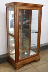 PINHO DE RIGA -  Cristaleira / Vitrine em Pinho de Riga, interior com 3 prateleiras internas em vidro temperado 10mm com regulagem de altura, fundo espelhado e emoldurado. Med. 158x84x48 cm.