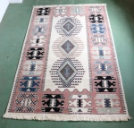 TAPETE - Lindo tapete em lã multicolorido. Med. 227x185 cm.