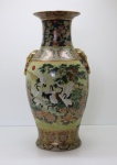 PORCELANA SATSUMA - Grande floreira em porcelana oriental SATSUMA, ricamente policromada com motivos florais e ao centro GARÇAS, farta douração. Assinada na base. Alt 45 cm. Bicado na borda.