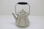 WMF - Belo bule em metal prateado com alça central madeira torneada. Med. 25x18x14 cm.
