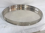 METAL ESPESSURADO A PRATA - Grande bandeja redonda com galeria vazada. Med. 5x50 cm.