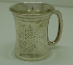 PRATA DE LEI - Caneca em prata inglesa, contrastada floral cinzelada. Med. 7x6,5 cm e peso 69 grs.   PEÇA NÃO EXPOSTA NO LEILÃO, A MESMA ENCONTRA-SE NO COFRE DO BANCO.