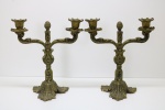 BRONZE - Par de candelabros em bronze lavrado e cinzelado para 2 velas. Med.  21x19 cm.