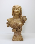 ESCULTURA - Bela escultura em alabastro, representando busto feminino. Alt. 40 cm. Apresenta trincado na base e restauro no nariz.