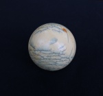 MARFIM - Antiga bola de bilhar esculpida em marfim (com defeitos), Dia 5 cm. Séc. XIX.