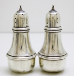 PRATA DE LEI - Delicados saleiro e pimenteiro em prata contrastada, STERLING, lisas, acabamento superior em formato de pinha.  Alt. 10 cm e peso 88 grs. PEÇA NÃO EXPOSTA NO LEILÃO, A MESMA ENCONTRA-SE NO COFRE DO BANCO.