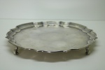 PRATA DE LEI - Bela salva em prata inglesa, contrastada, borda recortada, elevada por 4 pés, monogramada ao centro "B". Med. 3x30 cm e peso 847 grs.  PEÇA NÃO EXPOSTA NO LEILÃO, A MESMA ENCONTRA-SE NO COFRE DO BANCO.