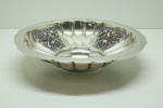PRATA DE LEI - Belíssimo bowl em prata contrastada portugesa, região do Porto, prata Águia, teor 925 mls, ricamente decorada em relevo rosas. Med. 6x26 cm e peso 428 grs. PEÇA NÃO EXPOSTA NO LEILÃO, A MESMA ENCONTRA-SE NO COFRE DO BANCO.
