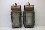 DIVERSOS - Par de antigas lanterna em metal faces em vidro com placa descrita "London 1747" com instalação elétrica. Med. 30x14x10,5 cm. Necessitam leves reparos.