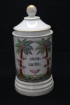 Pote de farmácia em porcelana, no padrão Vieux Paris, esmaltagem branca com frisos dourados. Identificador em negro ("SACCH LACTIS") Alt. 20 cm.  (Em função da fragilidade, recomendo o envio em caixa de isopor). TAMPA ADAPTADA.