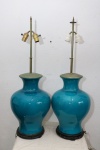 LUMINÁRIAS - Par de abajures em porcelana azul, base em peanha em madeira vazada. Alt. 88 cm.