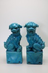 DECORAÇÃO - Par de antigos cães de fó em porcelana chinesa, esmaltados na cor azul turquesa. Alt.: 32cm
