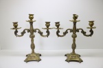 BRONZE - Par de candelabros em bronze com 3 braços. Med. 35x30 cm. Apresenta amassados.