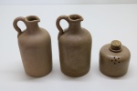 CERÂMICA - Conjunto de galhetas e saleiro em cerâmica. Maior 13 cm e 6 cm. Total 3 peças.