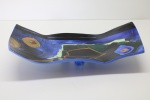 CERÂMICA - Centro de mesa em cerâmica vitrificada, policromada, pintada a mão, assinada, datada e localizada. Med. 7x31x14 cm.