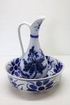 CERÂMICA - Jarra e bacia em cerâmica Nacional "Monte Sião" nas tonalidades azul e branco, rico trabalho de desenhos florais. Med. 8x25 cm e 11x20 cm.
