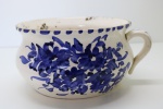 PORCELANA - Antigo urinol em porcelana branca com decoração floral em azul. Med. 11x20 cm. Apresenta fios de cabelo. Marcas do tempo.