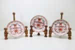 PORCELANA ORIENTAL - Conjunto de 3 petisqueira redonda com decoração floral e frisos dourados. Med. 3x14 cm.