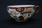 PORCELANA ORIENTAL - Xícara porcelana oriental,dita casca de ovo, policromada com decoração de gueixas. Med. 5x9,5 cm. Não possui pires.