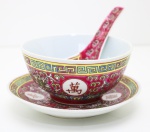 PORCELANA ORIENTAL - Conjunto de 3 peças em porcelana chinesa policromada aplicada com flores sobre fundo rosa e caracteres chineses, composto de: pires, bowl e colher.
