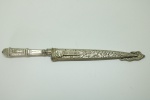 Faca gaucha para coleção em metal espessurado a prata, decorada com flores e ramagens, lamina em aço inox. med: 31 cm