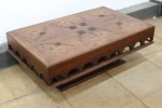 MOBILIÁRIO - Mesa em madeira nobre com tampo entalhado, saia recortada. Med. 43x120x78 cm.