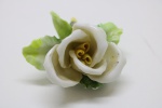 Porcelana de Napoles / Capo Di Monti - Grupo escultorico em porcelana moldada e pintada a mão, representando delicada flor. Med. 4x6 cm. leves bicados.