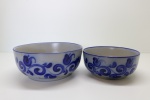 CERÂMICA - Lote de 2 bowls em cerâmica esmaltada em tons de azul, decoração com motivos vegetalistas. Maior 8x20 cm e menor 7x16 cm.