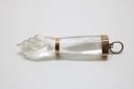 JÓIA - Figa em cristal translucido, incolor com arremates em ouro 18k. Med. 4,5 cm. PEÇA NÃO EXPOSTA NO LEILÃO, A MESMA ENCONTRA-SE NO COFRE DO BANCO.
