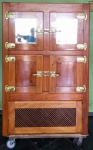 GELADEIRA - Antiga geladeira em Peróba do Campo com 4 portas, sendo as 2 superiores espelhadas. Motor novo. 127v. Med. 169x110x70 cm.