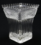 CRISTAL - Vaso floreira em cristal moldado, frisado na parte central, faixas em bico de jacá e borda ondulada. Med. 15x12x12 cm.