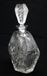 CRISTAL - Licoreira em cristal lapidado padrão estrela. Alt. 26 cm. Tampa com faltas, bicados no gargalo e na base.