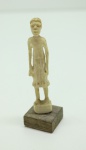 MARFIM - Estátua representando figura masculina, base em madeira. Alt. total 9 cm.