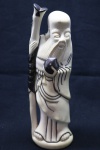 MARFIM - Antiga estátua representando divindade chinesa da longevidade SHOU XING, esculpida em marfim com aplicações em prata de lei. Alt. 21 cm.