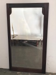 Grande espelho bisotado com moldura em jacarandá. Med. 170x95 cm. Espelho apresenta um trincado, que esta sobre detalhe de jacarandá. Não sendo vísivel.