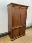 MOBILIÁRIO - Móvel rack com 4 portas, sendo as superiores retráteis, parte interna com prateleira elevada, parte inferior com prateleira central, fundo com recorte, porta com trançados na parte externa e puxadores em metal amarelo envelhecido. Med. 205x123x63 cm.