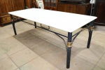 MOBILIÁRIO - Grande mesa de jantar com estrutura tubolar em ferro pintado de preto com acabamentos em metal dourado, tampo em mármore branco. Med. 81x238x100 cm.