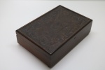 DIVERSOS - Antigo porta cartas/ jóias em madeira nobre com moldura da tampa marchetada, tampa forrada em couro com decoração em relevo. Caixa musical. Med. 7x25x18 cm. Funcionando.