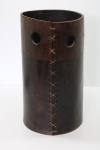 DIVERSOS - Cesto em couro grosso, parte superior com furos. Med. 30x17 cm.