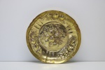 METAL - Belo medalhão em metal dourado, ricamente decorado em relevo com frutos. Dia. 17,5 cm.