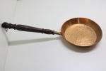 COBRE - Frigideira em cobre com cabo em madeira torneada. Med. 43x18 cm.