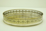 METAL  -WOLFF - Centro de mesa, cesto com galeria vazada decorada com guirlandas em metal espessurado a prata. Med. 3,5x20 cm.