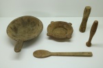 DIVERSOS - Lote de 2 gamelas, 2 mãos de pilão e 1 colher de pau. Maior 7x30x32 cm. No estado.