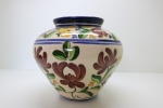 CERÂMICA - Cachepot em cerâmica vitrificada, policromada com motivos florais. Med. 23x27 cm.