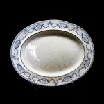 FAIANÇA FRANCESA - Parte de antigo aparelho de jantar de faiança francesa, GRANDE DEPOT - E.BOURGEOIS - France, decorada com faixas e motivos florais em tom de azul. Composta de: 1 travessa oval. Med. 43x34,5 cm. Marcas do tempo e uso. Fios de cabelo.