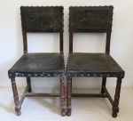 MOBILIÁRIO - Par de cadeiras madeira nobre assento e encosto em couro, fixados por tachões em metal. Med. 88x41x40 cm. Couro ressecado.