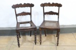 MOBILIÄRIO - Par de cadeiras em jacarandá com pés frontais torneados em espiral - Século XIX. Med. 88x46x41 cm. Necessário restauro na palha.