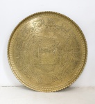 MOBILIÁRIO - Grande medalhão oriental metal dourado com lavrado decorado com cenas do cotidiano, borda ondulada. Dia. 90 cm.